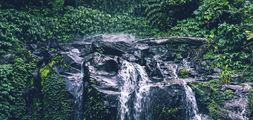 Jean-Claude Mourlevat: A Visszafelé-folyó-02