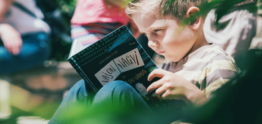 Szabo Robert Csaba Vajon Nagyi Szaguldo varos Kovacs Gergely-01